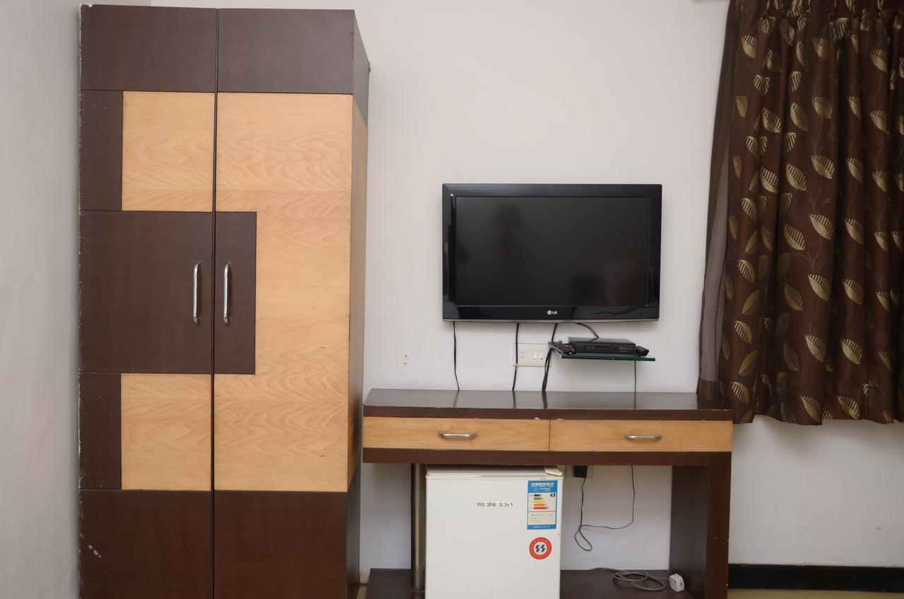 Hotel Rahul Deluxe Nagpur Buitenkant foto